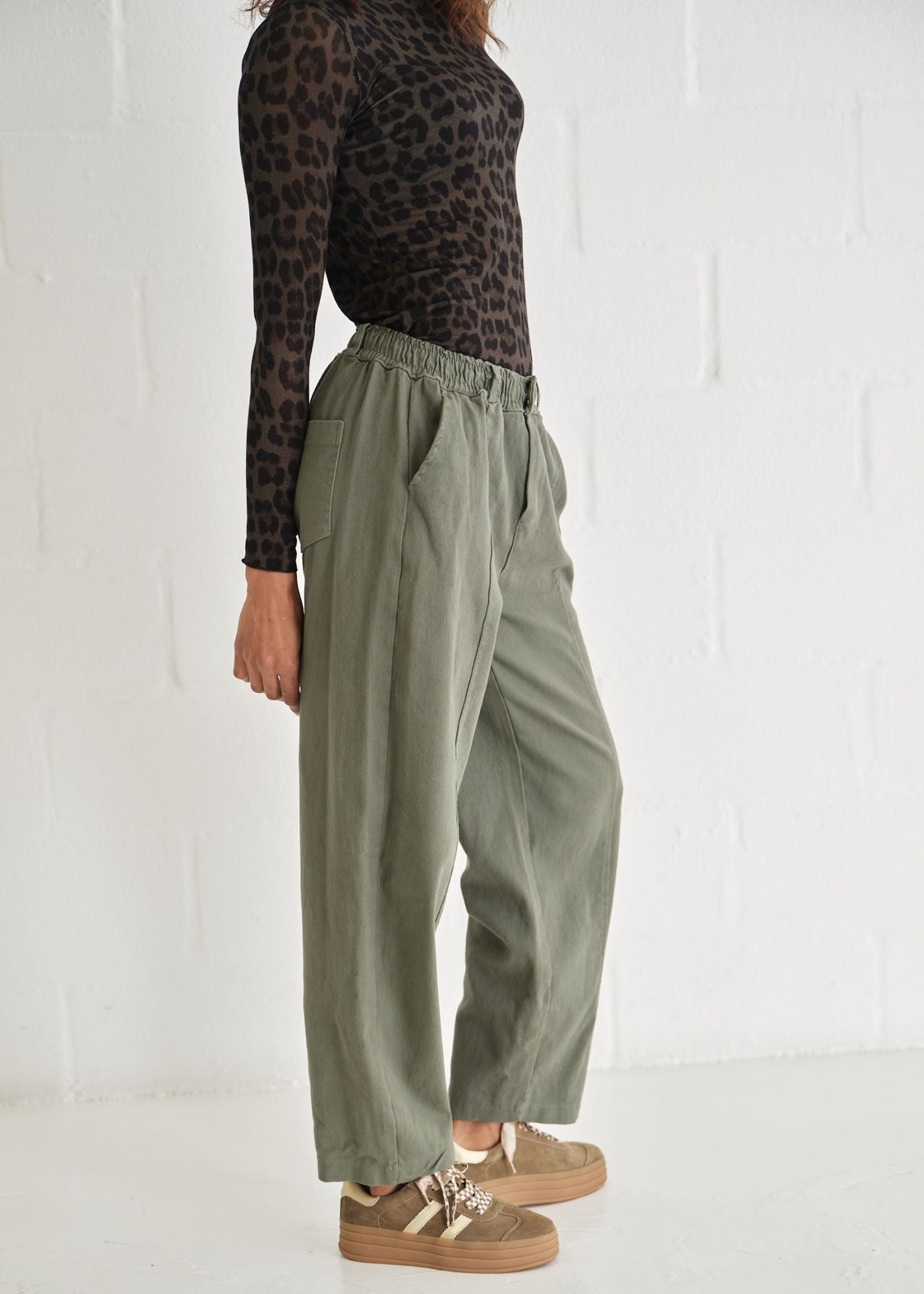 Italian Cotton Barrel Joggers In Khaki