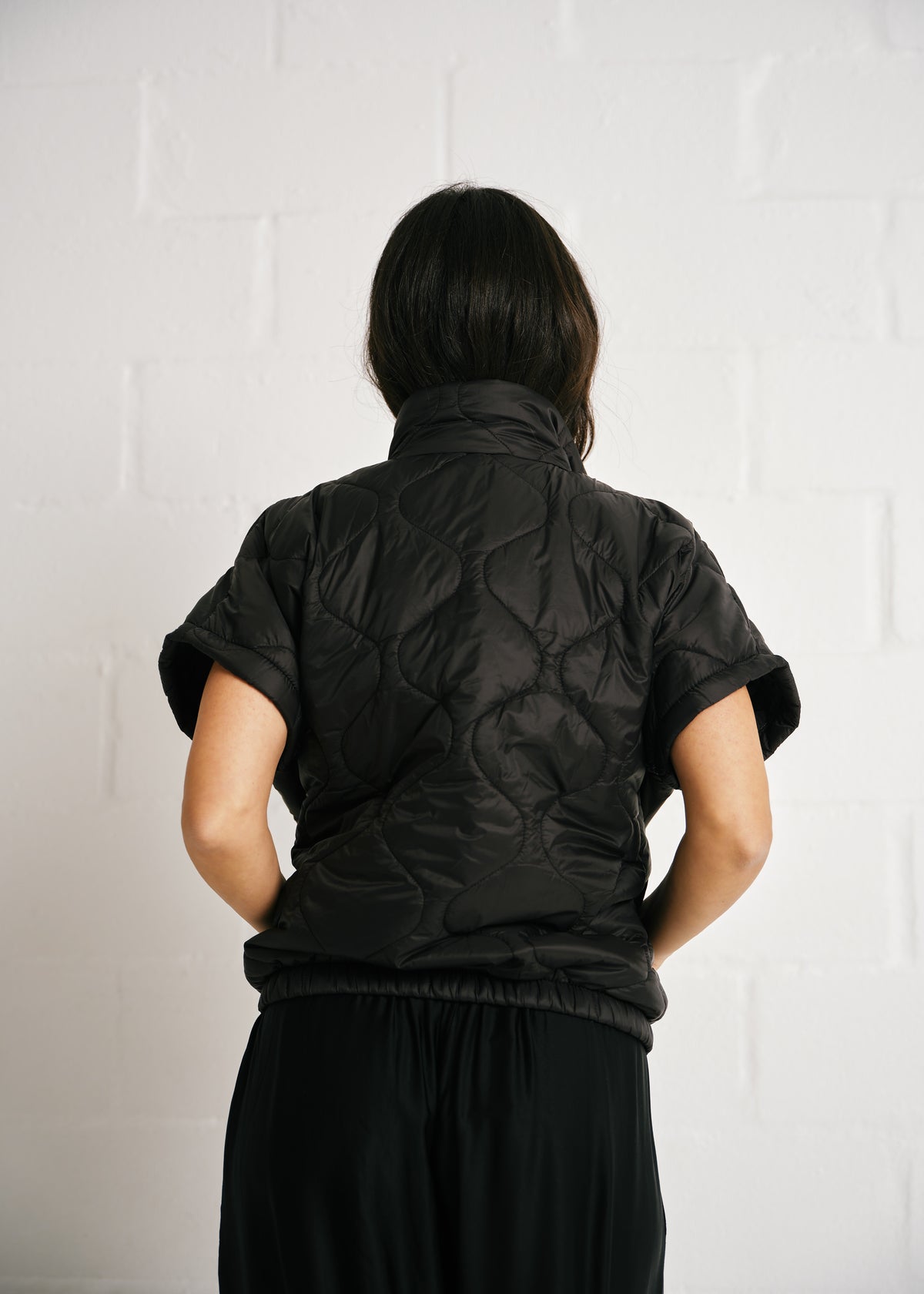 Cortina Quilted Short Sleeve Puffer Jacket With Pink Zip In Black
