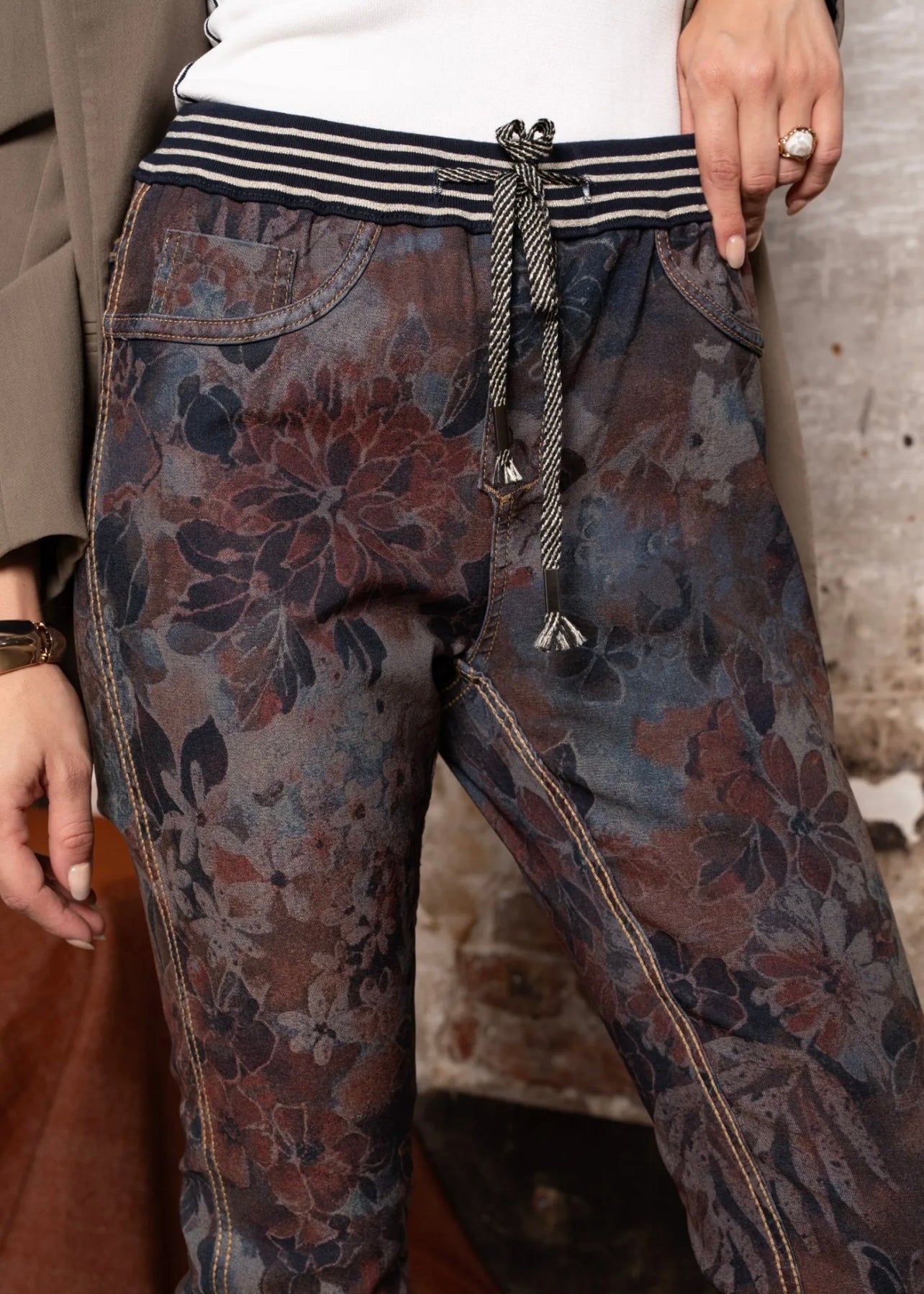 Reversible Jogger Jeans in Blue with Dark Floral Print