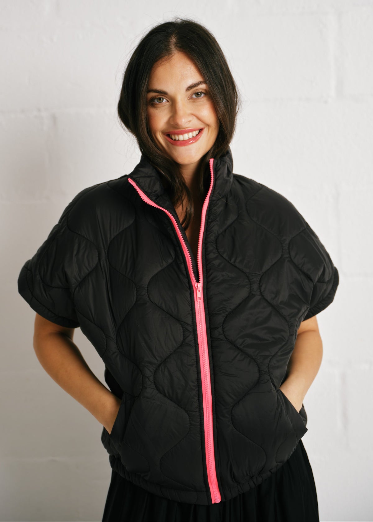 Cortina Quilted Short Sleeve Puffer Jacket With Pink Zip In Black