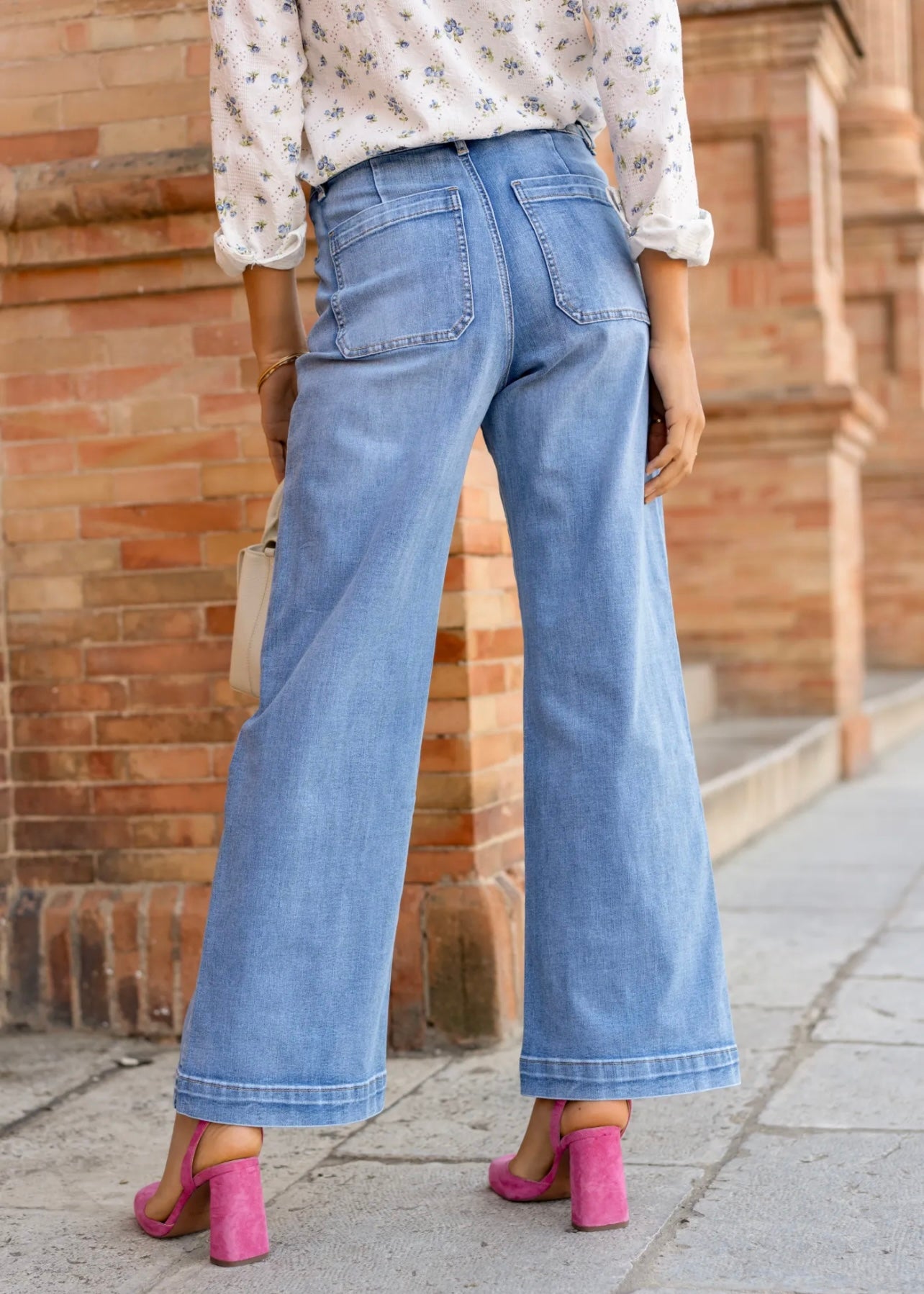 High-Waisted Wide Leg Relaxed Fit Jeans in Light Blue Denim