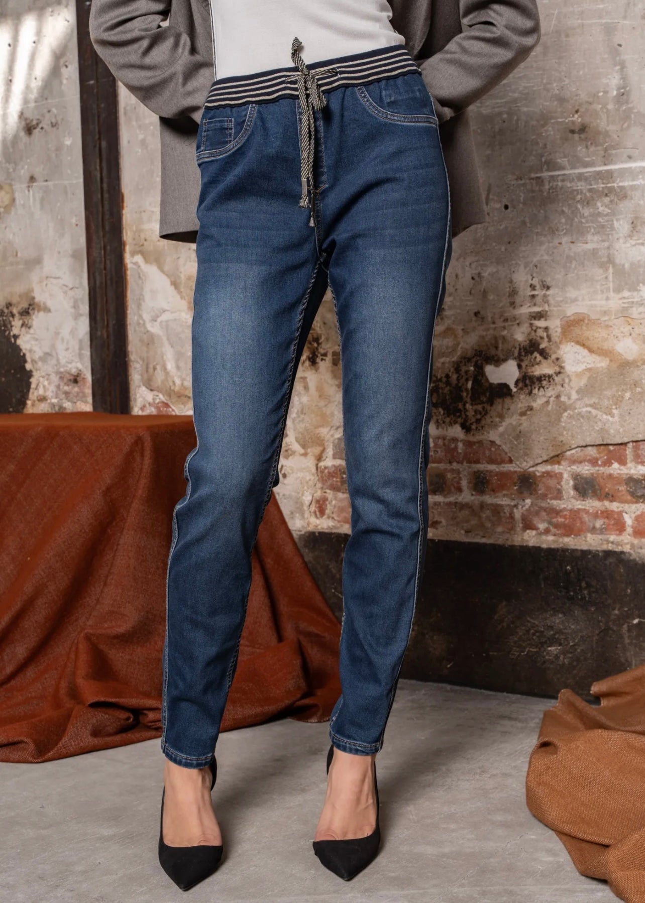 Reversible Jogger Jeans in Blue with Dark Floral Print