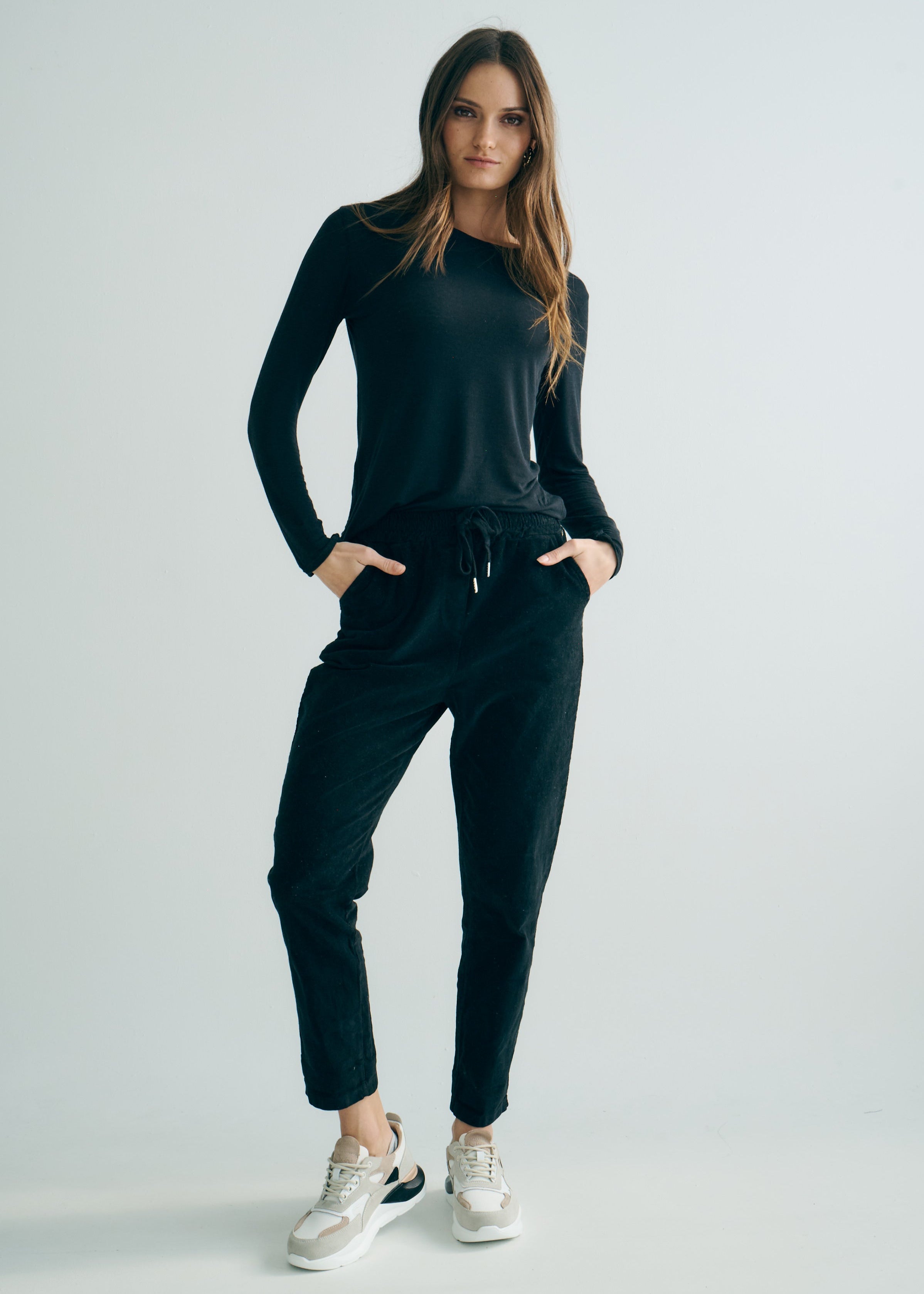 Italian Cashmere Blend Crew Neck Long sleeved Tee in Black