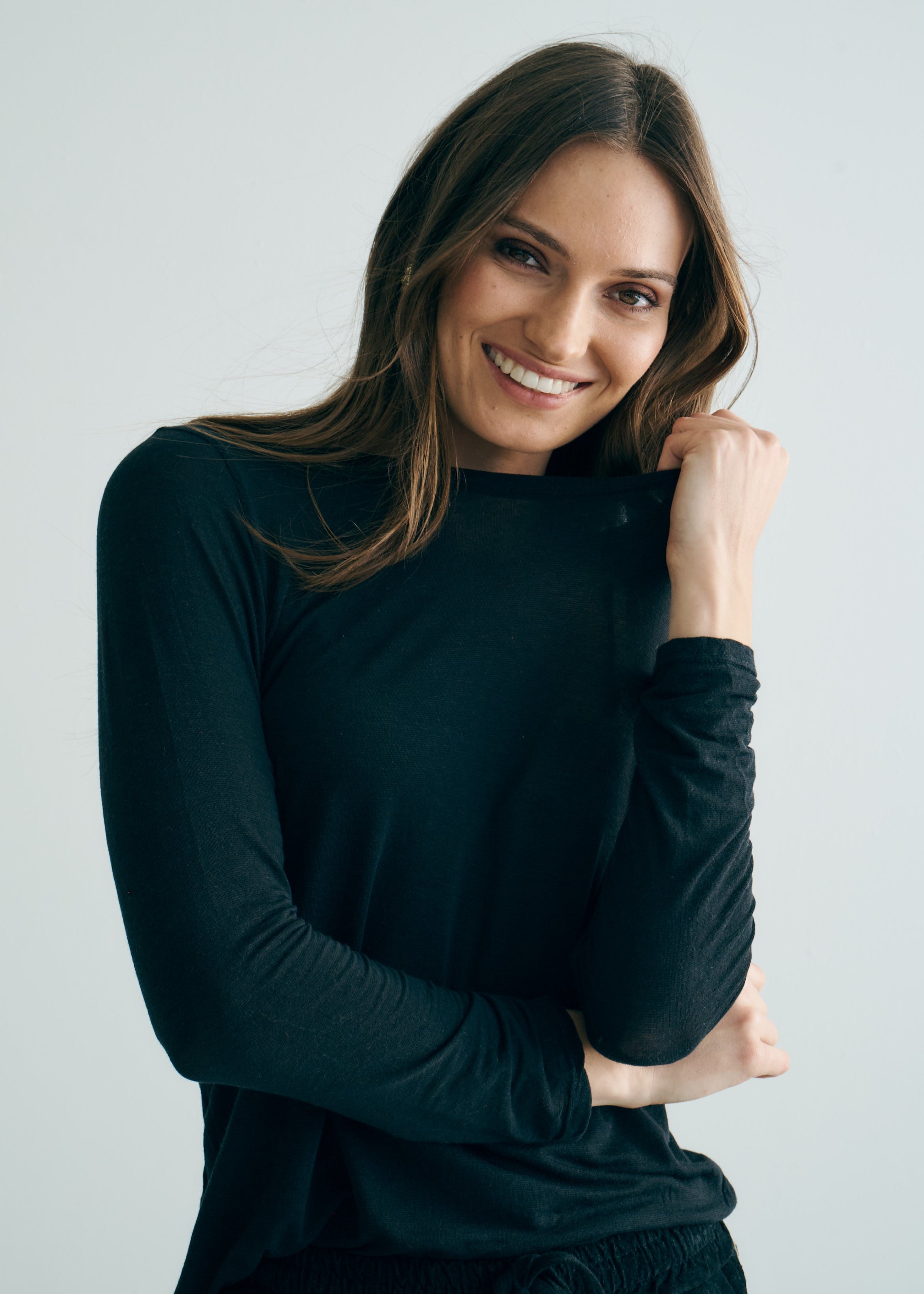 Italian Cashmere Blend Crew Neck Long sleeved Tee in Black