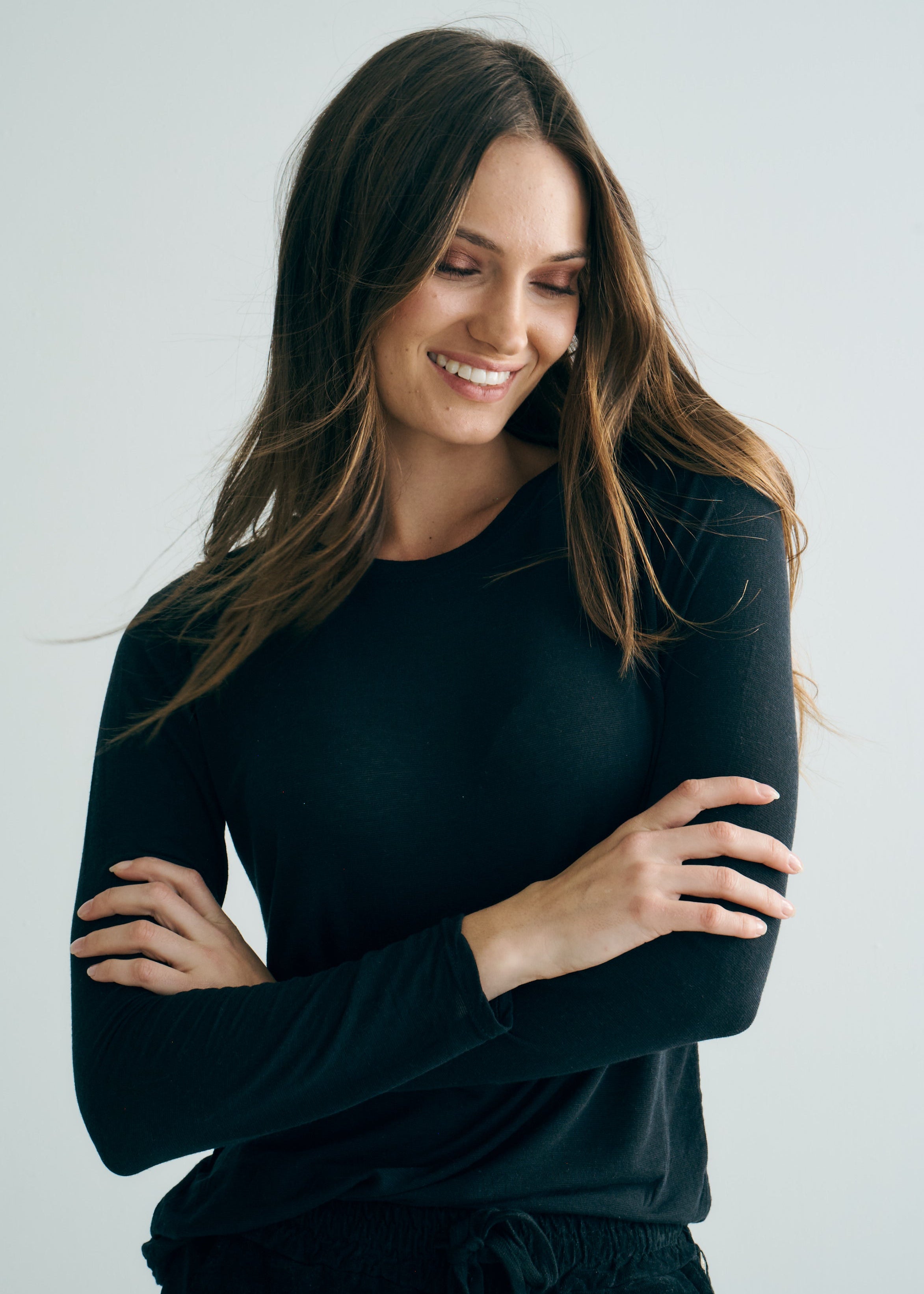 Italian Cashmere Blend Crew Neck Long sleeved Tee in Black