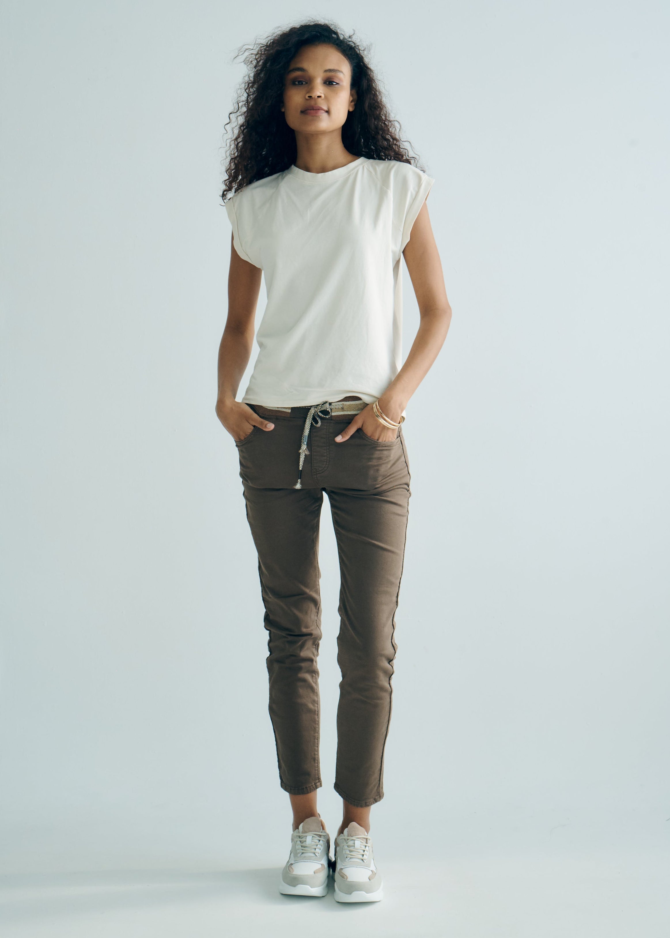 Mid-Rise Cotton Jogger Jeans in Chocolate with Gold Waist Band