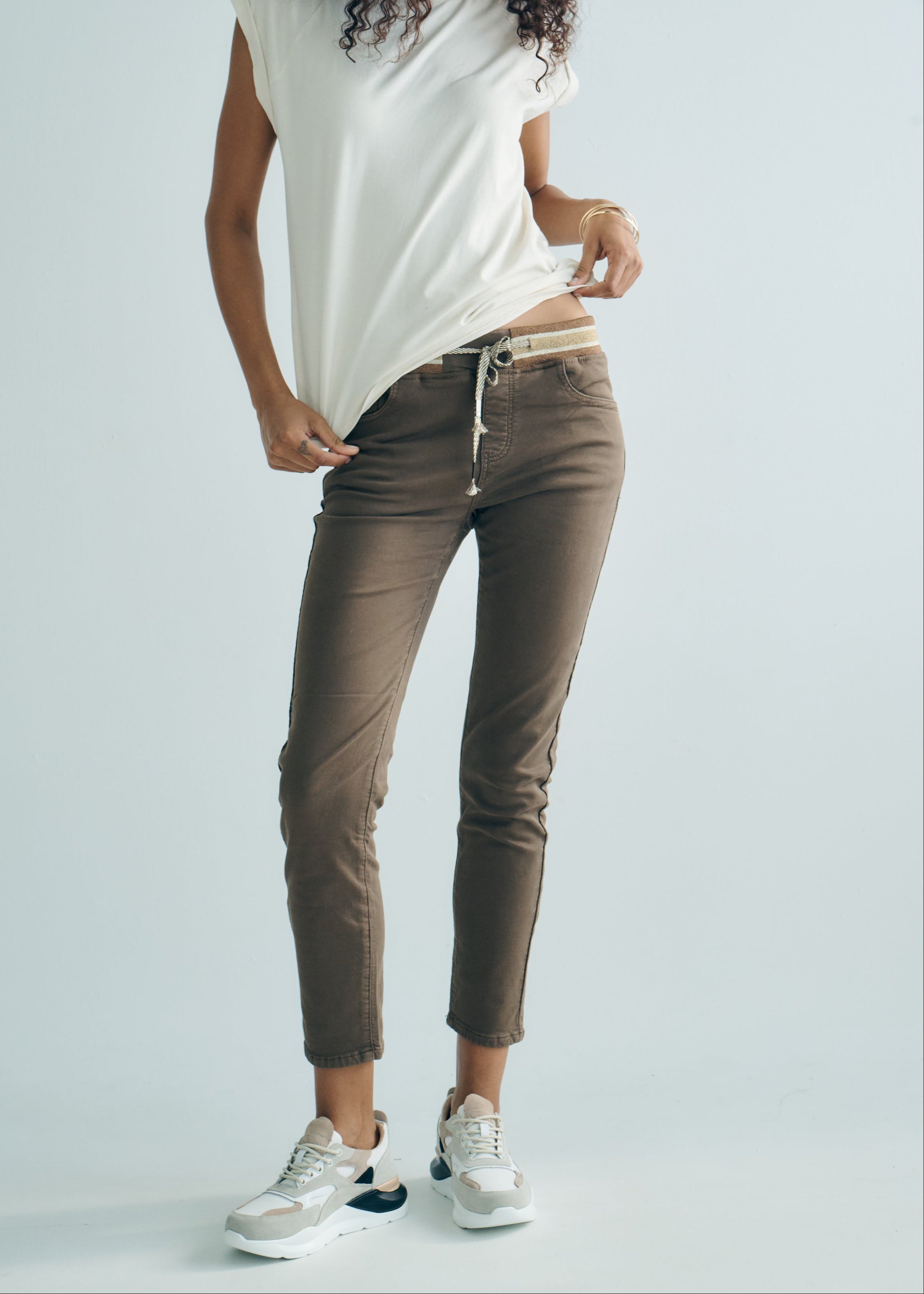 Mid-Rise Cotton Jogger Jeans in Chocolate with Gold Waist Band