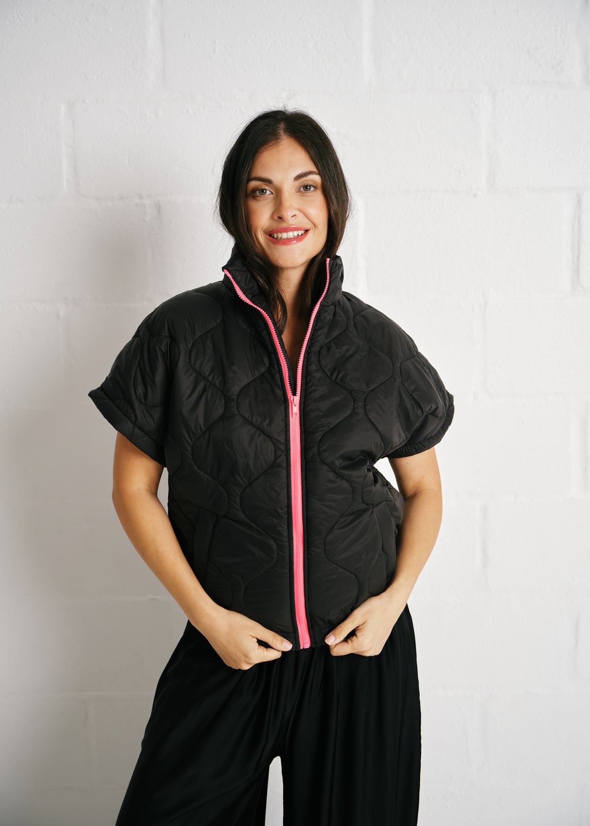 Cortina Quilted Short Sleeve Puffer Jacket With Pink Zip In Black