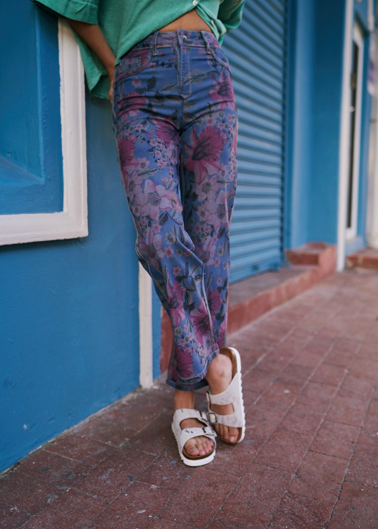 Flared and Cropped Reversible Jeans with Floral Print In Denim