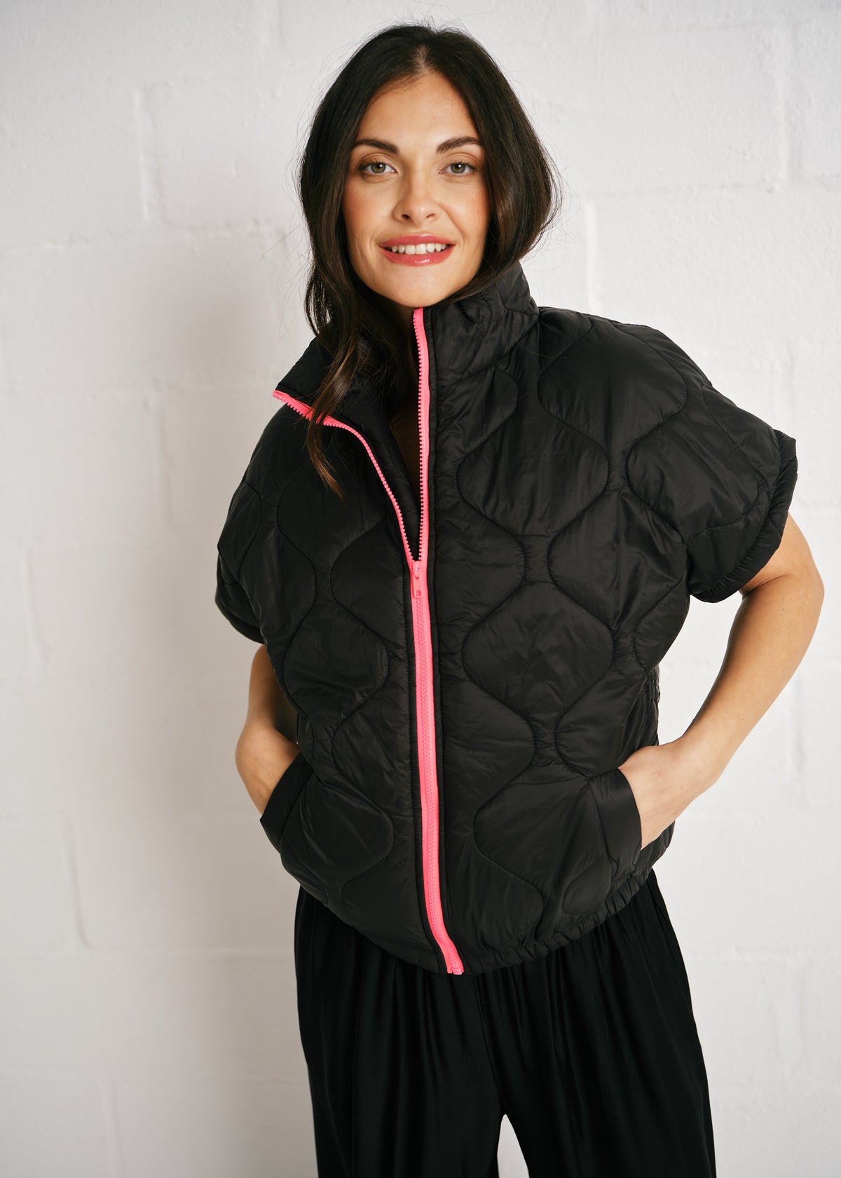 Cortina Quilted Short Sleeve Puffer Jacket With Pink Zip In Black