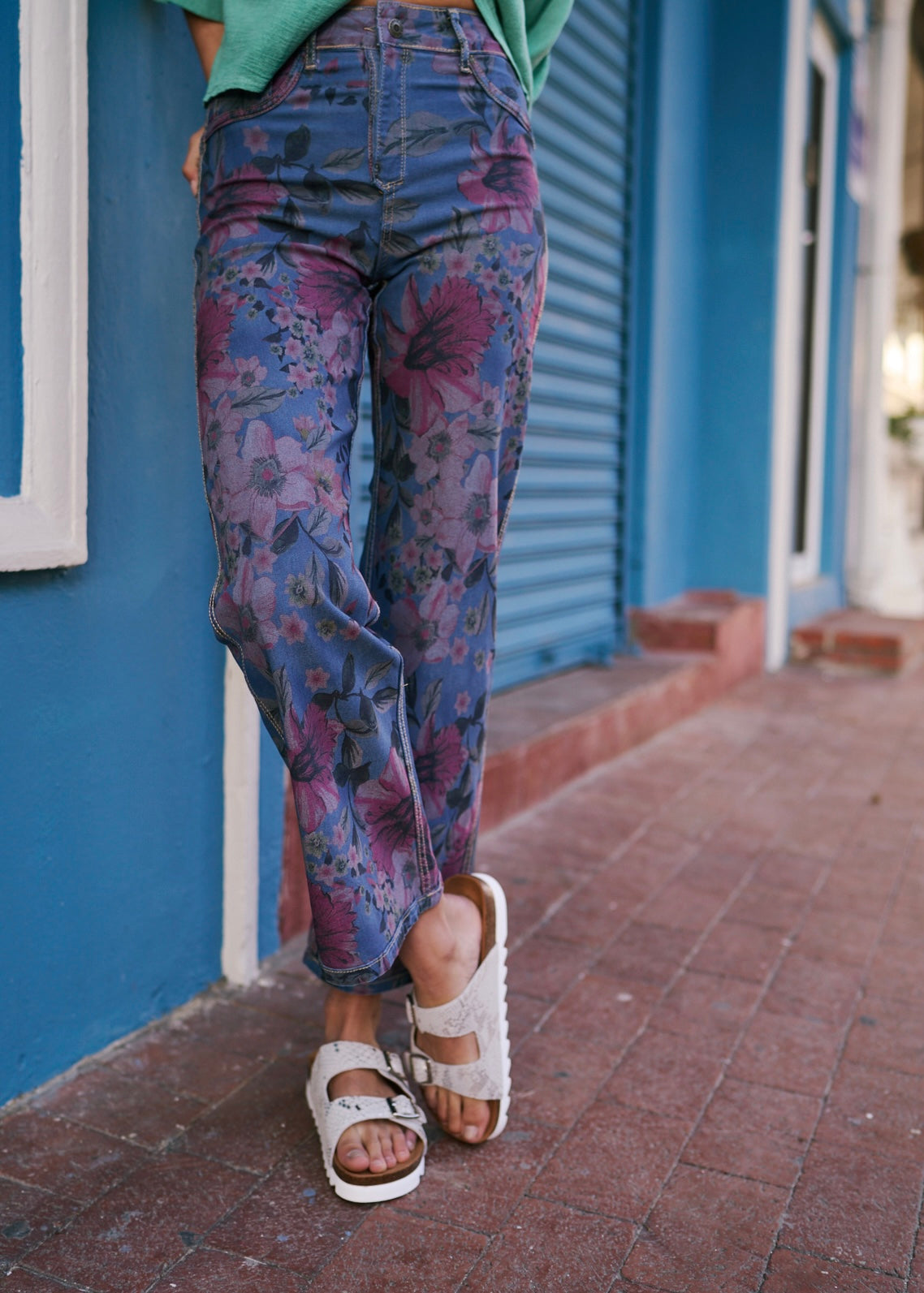 Flared and Cropped Reversible Jeans with Floral Print In Denim