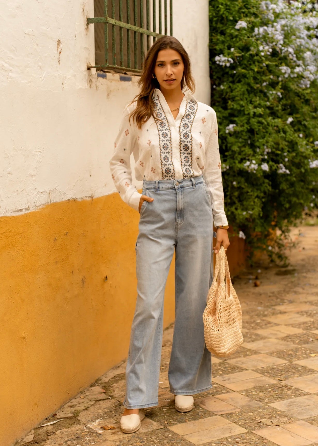 Low Rise Cargo Style Wide Leg Jeans in Light Blue Denim