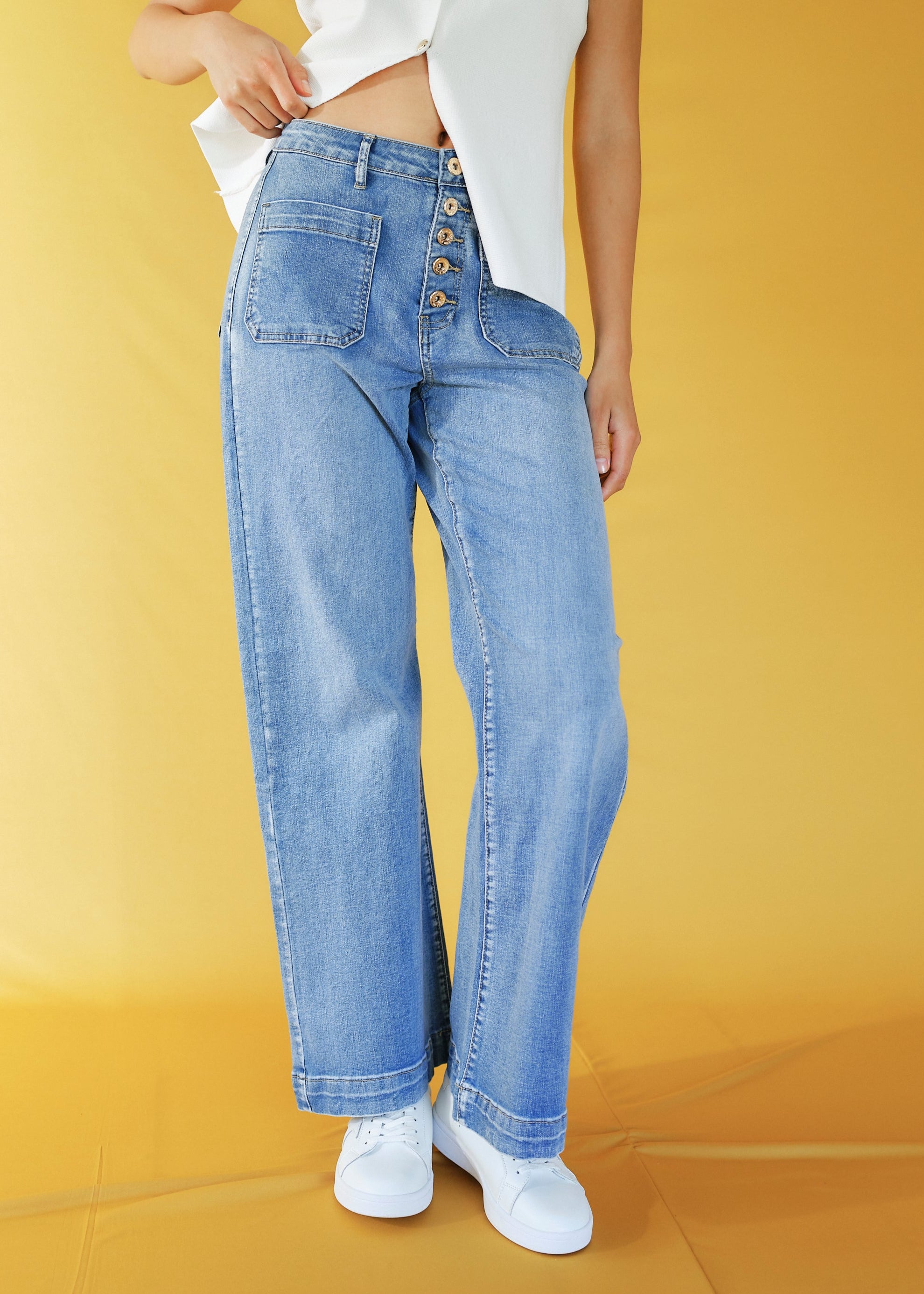 High-Waisted Wide Leg Relaxed Fit Jeans in Light Blue Denim